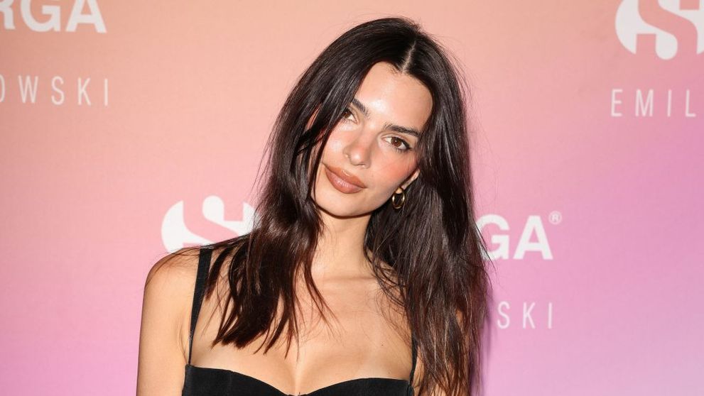 Nu multe femei ar avea curajul să îmbrace o astfel de ținută. Emily Ratajkowski, ravisantă într-o rochie transparentă