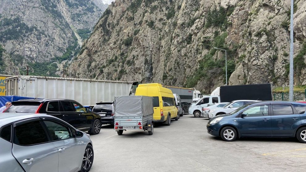Rușii care fug de mobilizare își vând mașinile la prețuri mici. La granița cu Georgia, s-a format o adevărată piață