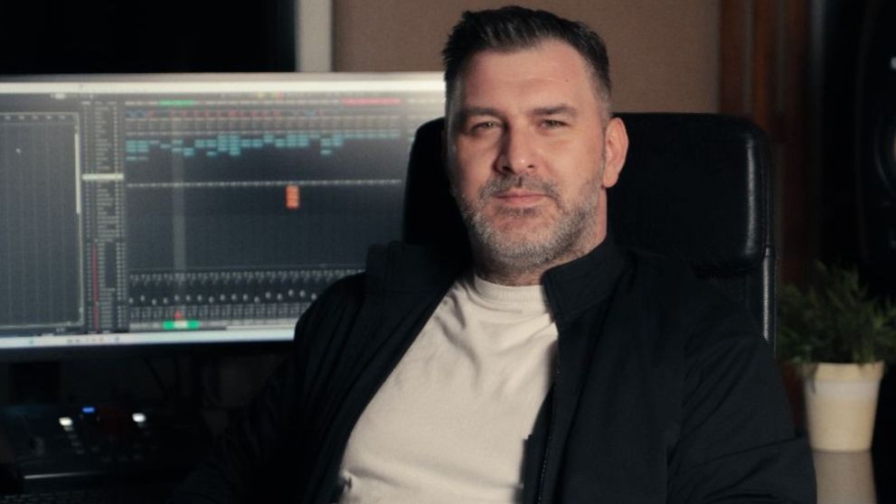 Performanță istorică pentru industria muzicală românească! Șerban Cazan a produs piesa momentului pe întreg globul, „MANTRA” a celebrei artiste JENNIE