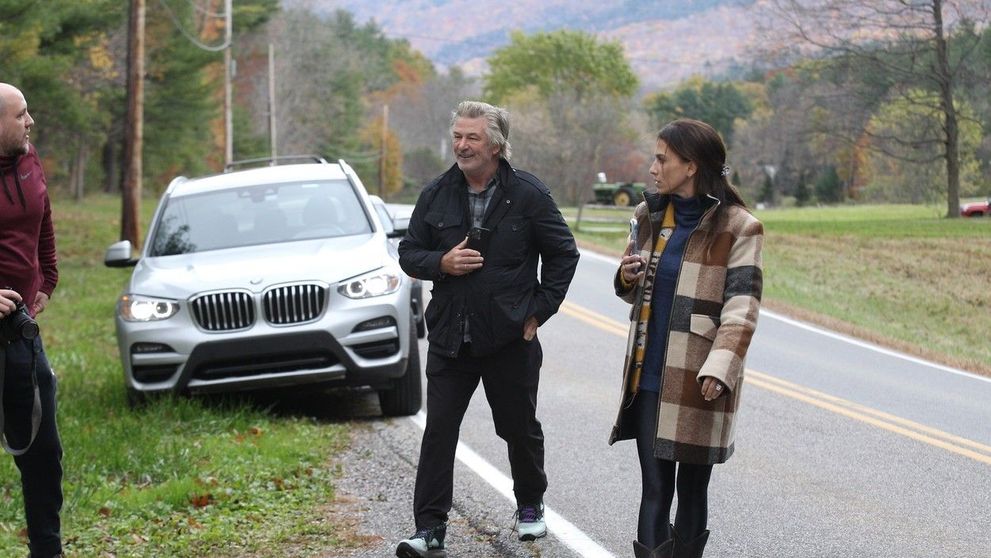 Alec Baldwin s-a oprit pe marginea drumului să le răspundă reporterilor: Copiii mei plâng în mașină