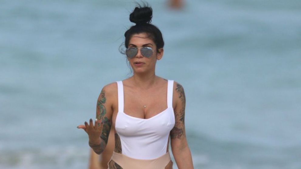 Pare o aparitie obisnuita in costum de baie pana se intoarce cu spatele. Detaliul cu care a atras atentia