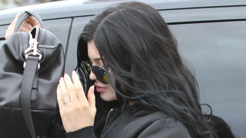 Nu i-a lasat sa-i fotografieze fata. Cum a incercat sa se protejeze Kylie Jenner de obiectivele paparazzilor