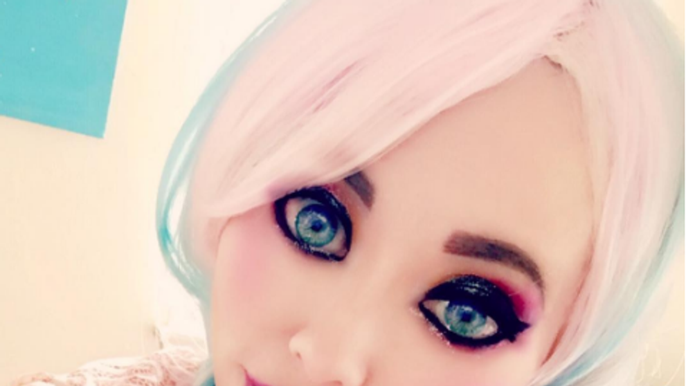 A cheltuit peste 30 000 de dolari pentru a arata ca o papusa Barbie. Ce varsta are aceasta femeie