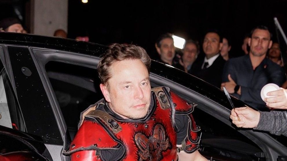 Primele imagini cu Elon Musk de la petrecerea de Halloween! În ce s-a costumat și unde a fost surprins