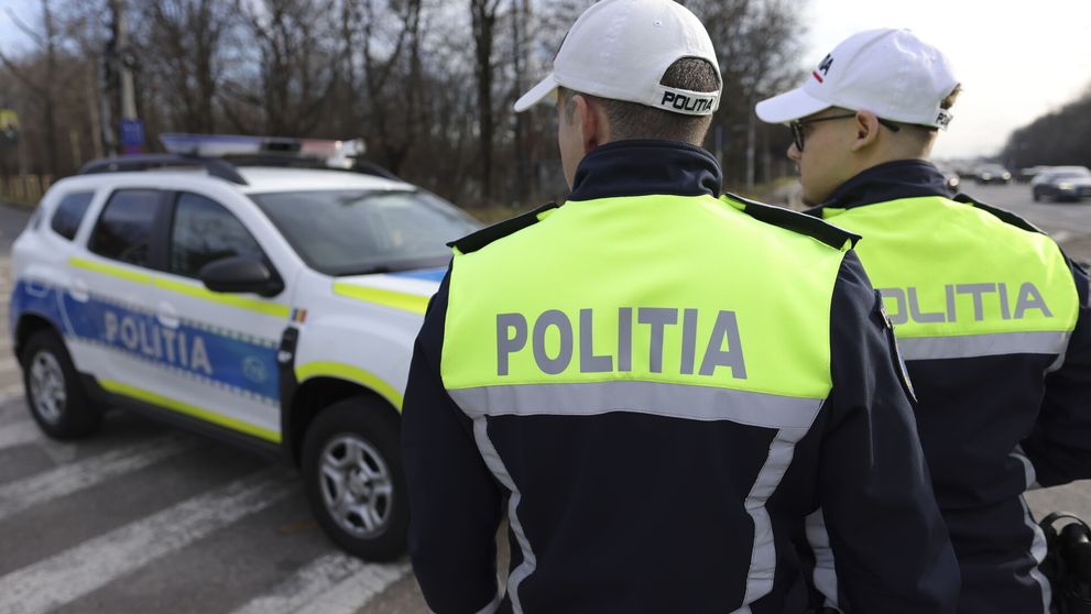 Ce a făcut o bătrână de 85 de ani din Ocnele Mari după ce a găsit un portofel plin cu bani și acte. Gestul ei a uimit polițiștii