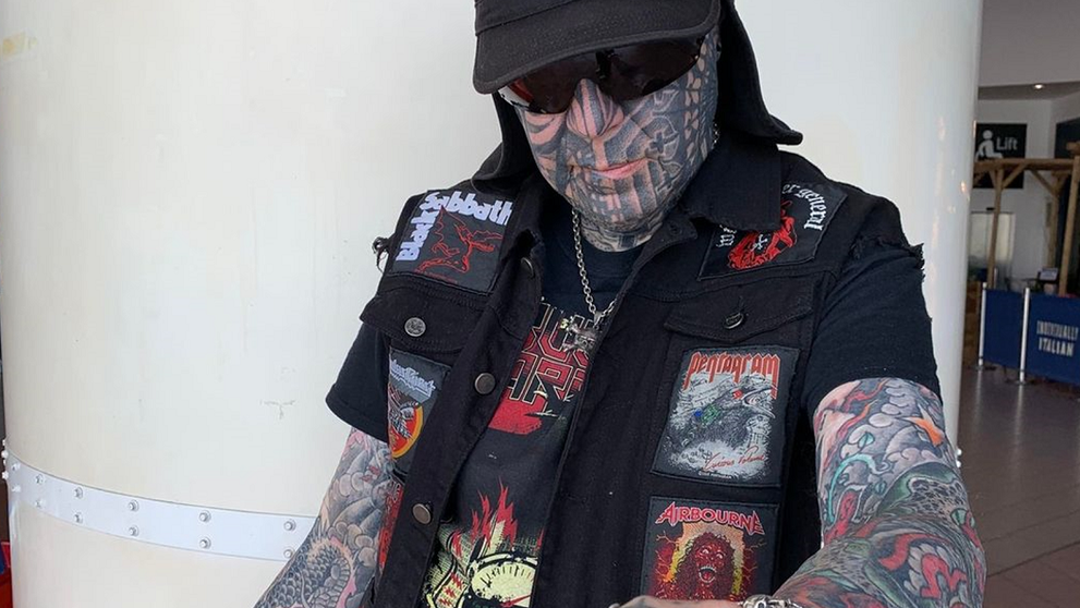 Bărbatul cu tatuaje pe tot corpul care a fost dat afară din magazin, la cumpărături: „E corpul meu”