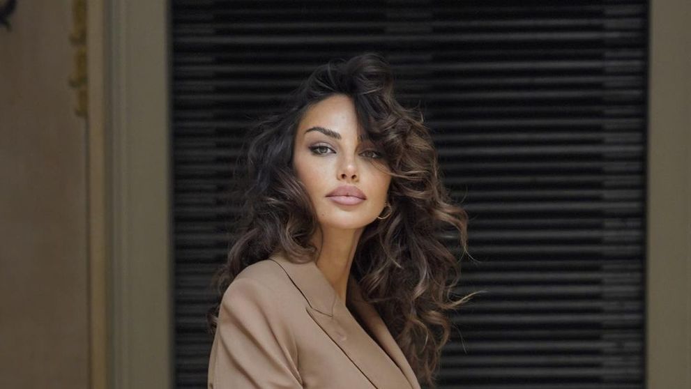 Mădălina Ghenea, jefuită pe aeroport. Hoțul ar fi plănuit totul, în avans, cu ajutorul unui complice din anturajul vedetei