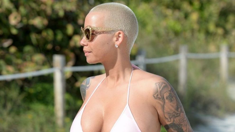 Amber Rose, aparitie senzuala la plaja. Cum arata vedeta in cea mai mica pereche de bikini cu putinta