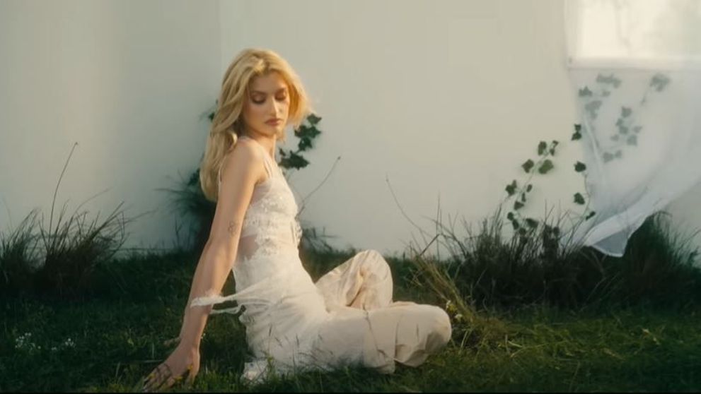 Andia a ajuns din nou în trending. Cântăreața apare într-o rochie diafană în noul ei videoclip „Scrie-mi orice”