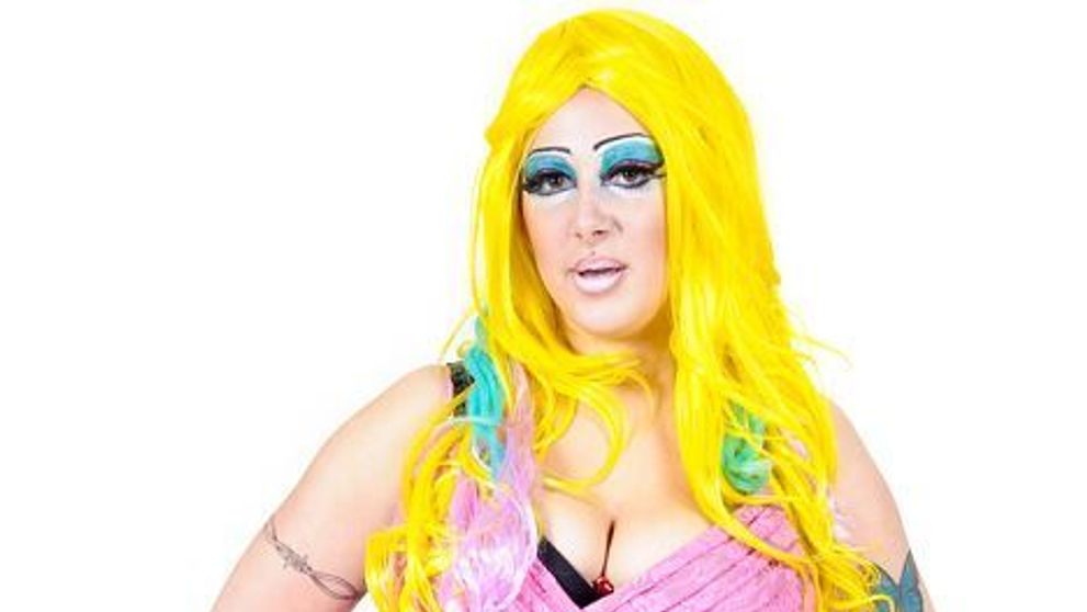 O fata de 21 de ani a cheltuit mii de euro pe operatii estetice pentru a arata ca un travestit! Vezi FOTO