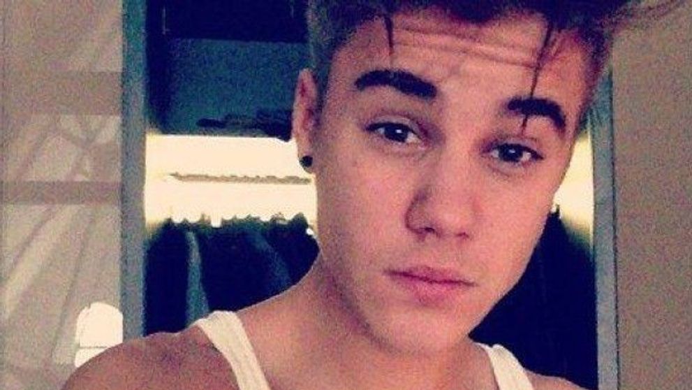 Justin Bieber, arestat pentru conducere sub influenta alcoolului si participare la cursa ilegala de masini