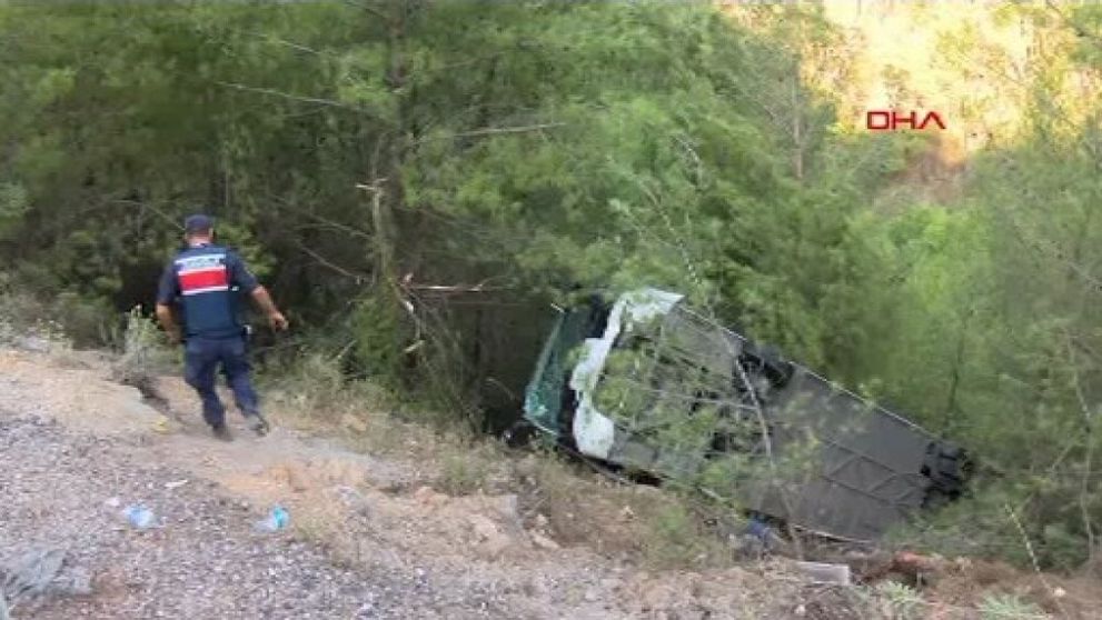 Cel puțin 30 de persoane au murit și alte 15 au fost rănite după ce un autocar s-a prăbușit într-o râpă! Imagini devastatoare de la locul accidentului