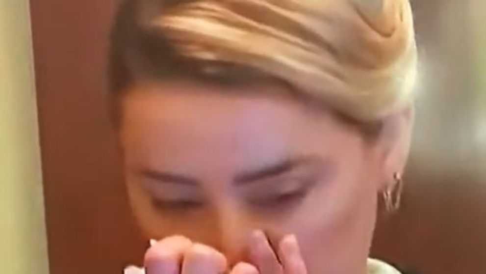 Filmare șocantă cu Amber Heard! A luat droguri în sala de judecată, în mijlocul procesului cu Johnny Depp?