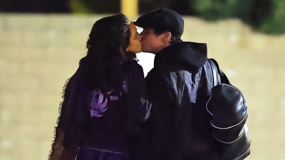 Nu pot sta departe unul de celălalt! Când toată lumea credea că s-au despărțit, paparazzii i-au surprins sărutându-se pasional pe stradă