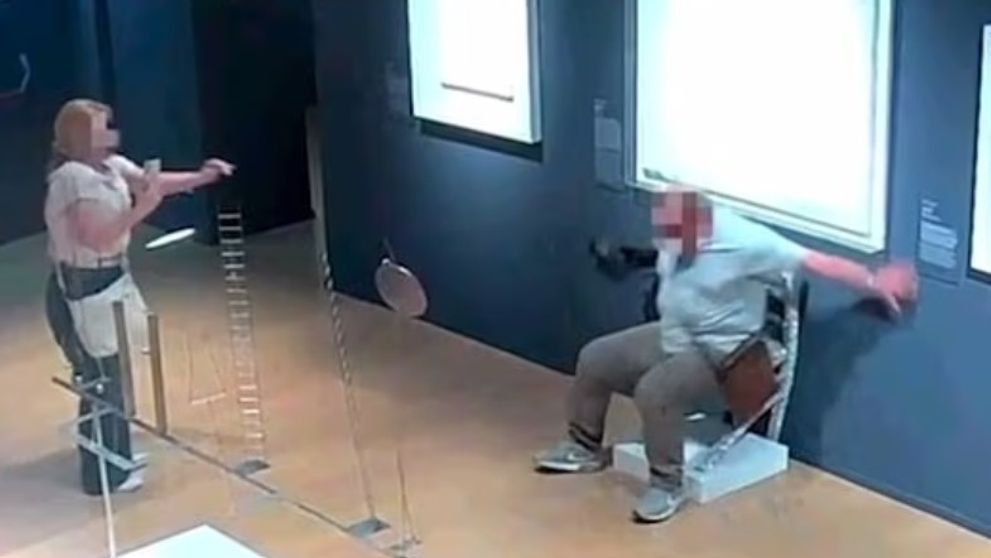 Cum a distrus un turist în câteva secunde scaunul cu cristale „Van Gogh”. Momentul, surprins de camerele de supraveghere: „Coșmarul oricărui muzeu a devenit realitate”