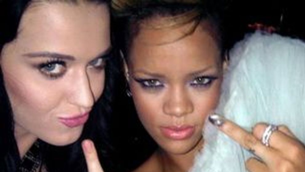 Katy Perry si Rihanna arata degetul pe Foursquare! FOTO