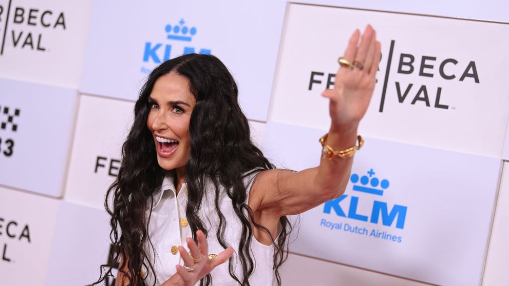 Demi Moore, o fată de aur din cap până în vârful degetelor de la picioare! Cum arată încălțările ciudate cu care a întors toate privirile și care costă o mică avere