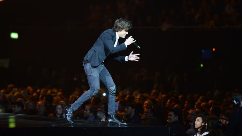 Harry Styles, noul idol al adolescentilor, intr-o ipostaza jenanta in timpul unui concert. Zeci de mii de fani au izbucnit in ras cand l-au vazut asa