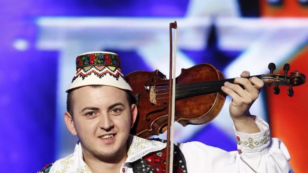 Vasile Godja, ceterasul din Maramures care innebuneste femeile cu vioara lui: <span style=