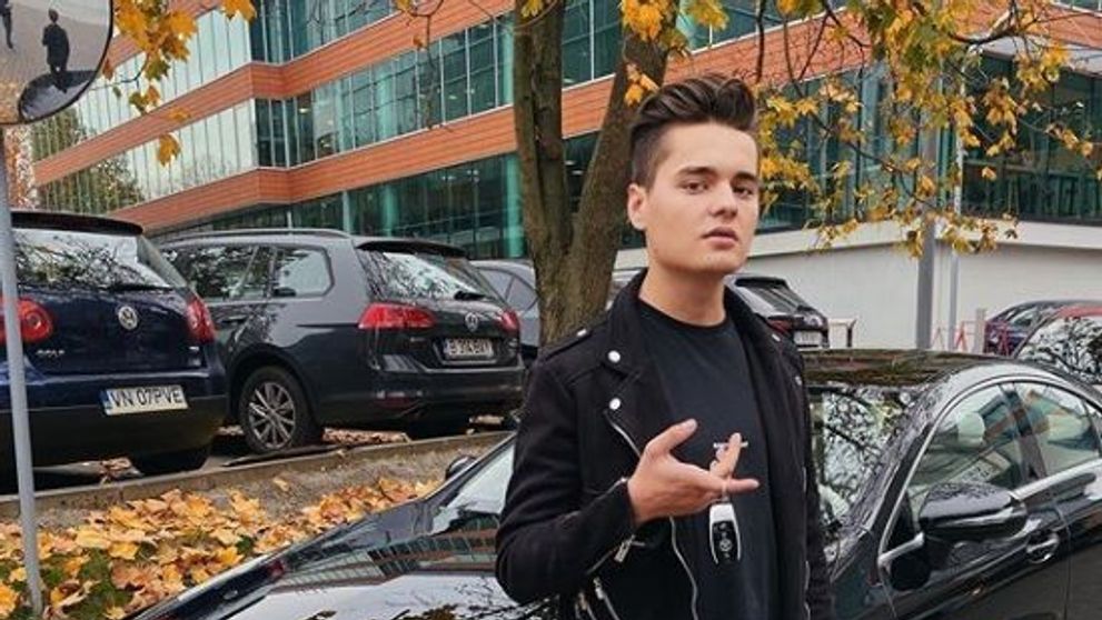 Bucurie mare pentru Selly! Celebrul vlogger are acum numere la mașină: “Ce părere aveți?”