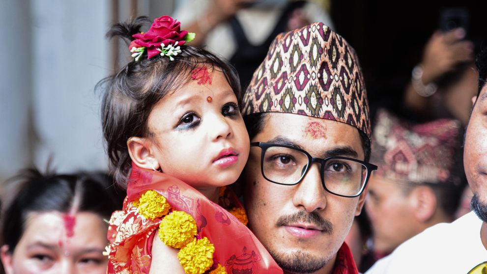 Fetiță de 2 ani, aleasă „zeiță vie” în Nepal. Ce înseamnă pentru micuța Aryatara Shakya această viață