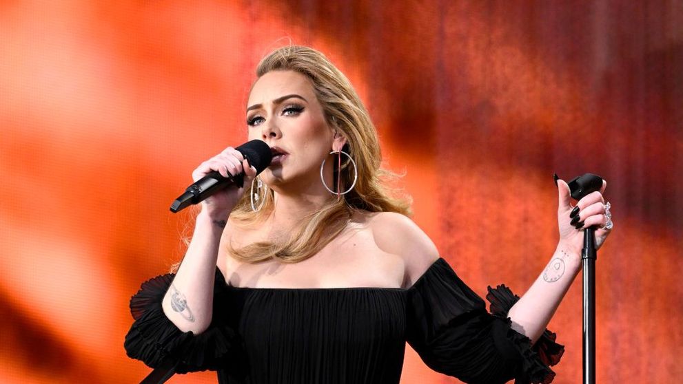 Adele, reacție neașteptată la un concert după ce fanii au aruncat cu obiecte în mai mulți artiști pe scenă: 