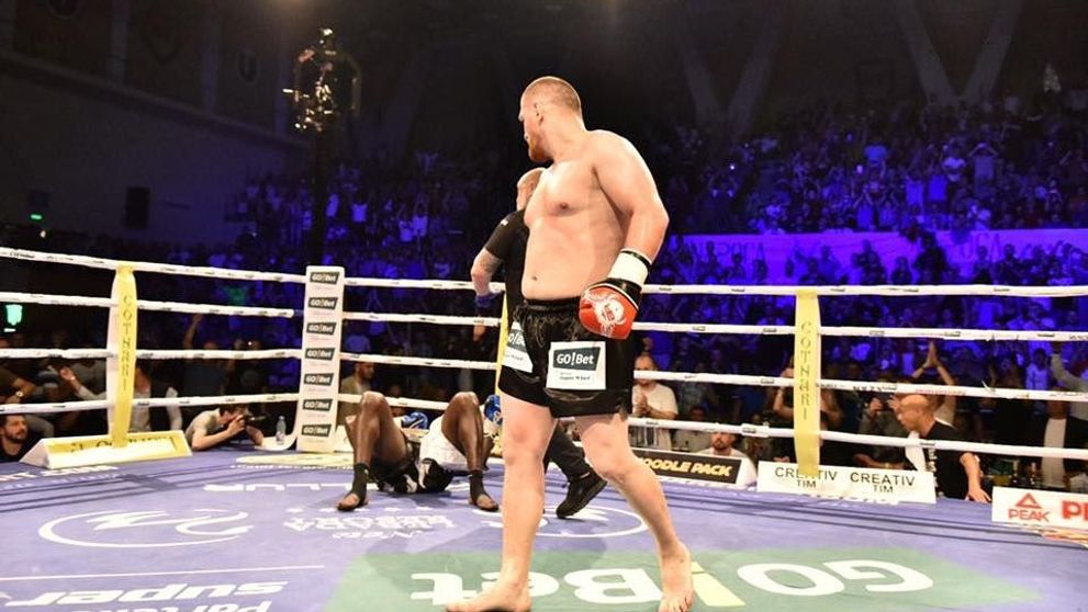 Viața la Ferma i-a priit. Cătălin Moroșanu l-a învins pe Daniel Sam pe pământ românesc