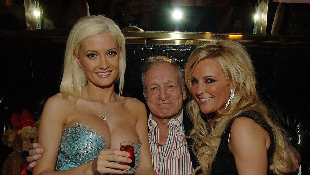 O fostă iubită a lui Hugh Hefner spune că Playboy Mansion e bântuit: “A apărut în dormitor!”