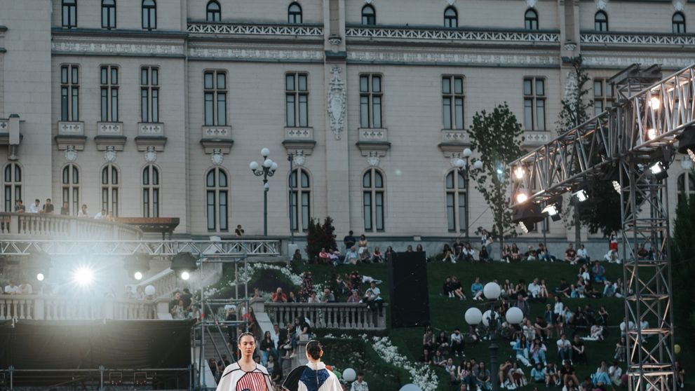 Premieră la Romanian Fashion Week: opt designeri de 20 de ani au lansat o colecție împreună cu Irina Schrotter, inspirată din viața personală. Mii de oameni în public, în prima seară a show-urilor de modă