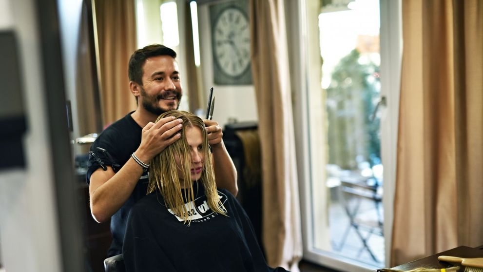 Andreea Banica si-a schimbat radical look-ul si a donat 30 cm de par