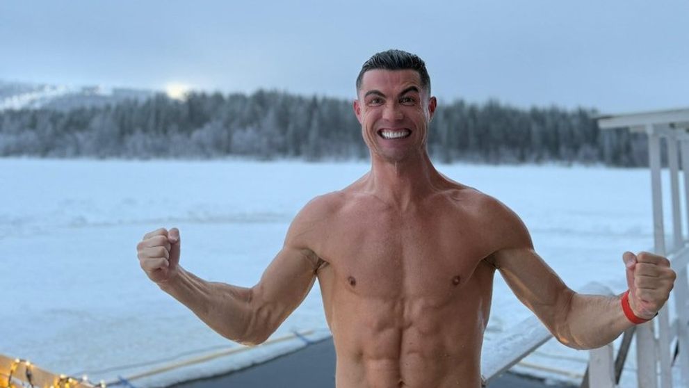 Cristiano Ronaldo, vacanță în Laponia! Fotbalistul a făcut baie în ape înghețate: Minus 20 de grade. E doar puțin frig! - VIDEO