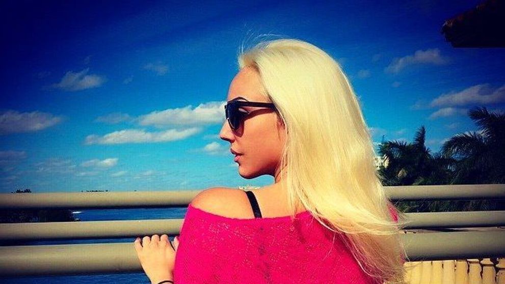 A imbracat cea mai mulata si decoltata rochie posibila. Alexandra Harra se mandreste cu formele ei in fotografii provocatoare