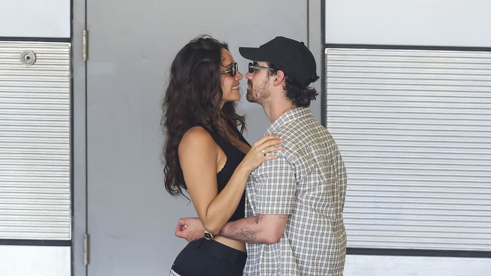 La un an și jumătate de la divorț, celebrul artist iubește din nou! Paparazzii l-au surprins când își lua iubita de la aeroport