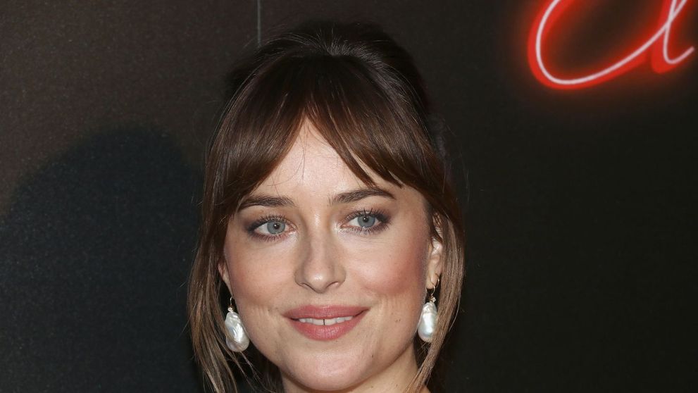 Dakota Johnson și-a postat numărul de telefon pe Instagram. Ce se întâmplă dacă o suni