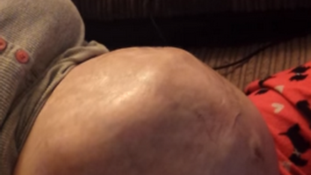 Un tata a pornit camera cand a vazut ca burta incepe sa se miste. Este de necrezut ce s-a intamplat in secunda urmatoare