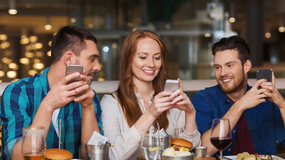 Cum a reușit proprietarul unui restaurant din Italia să-și convingă clienții să lase telefoanele la intrare! Ce primesc aceștia din partea casei