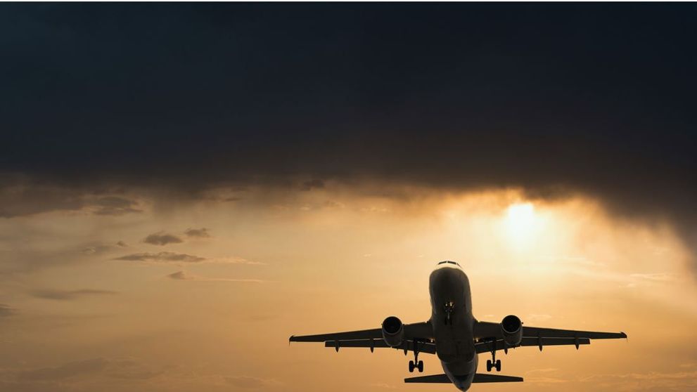 O femeie a fost dată afară dintr-un avion după ce a fumat printre pasageri