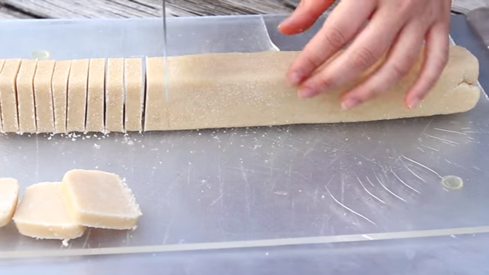Oricine poate incerca aceasta reteta. Din numai 3 ingrediente poti obtine un desert ideal pentru orice moment al zilei 