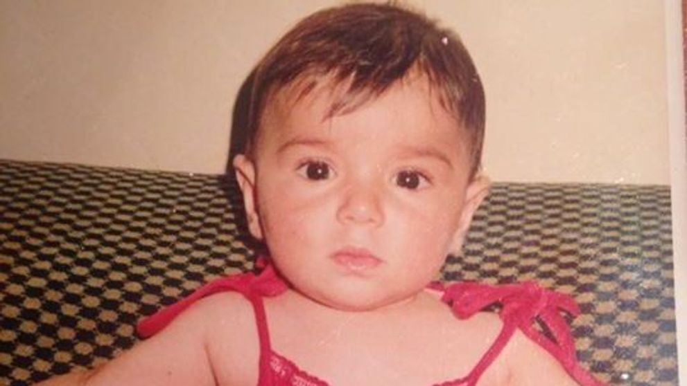 In poza este o fetita adorabila, dar s-a transformat intr-o femeie sexy. Indiciu: este o artista celebra