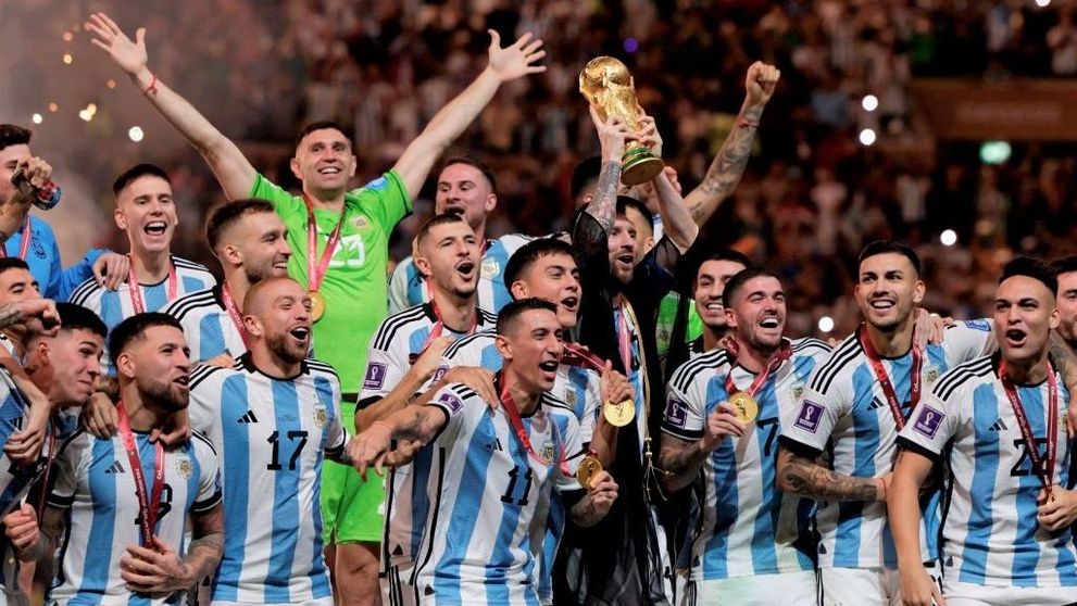 Fotbaliștii Argentinei, petrecere cu șampanie în vestiar după finala cu Franța. Lionel Messi a dansat pe masă