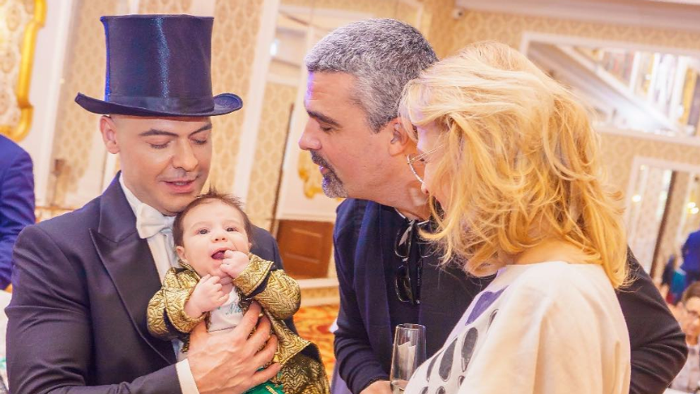 VIDEO Cornel Păsat și Bianca și-au botezat fiul. Ce ținute extravagante au avut la ceremonie