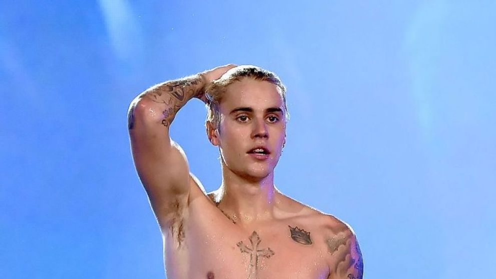 Justin Bieber a dus totul la un alt nivel. Artistul si-a facut un tatuaj imens pe piept si abdomen