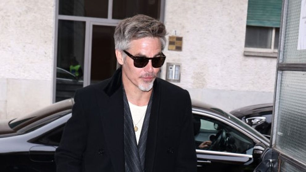 Recunoști actorul? A fost unul dintre cei mai doriți burlaci de la Hollywood, iar acum și-a găsit jumătatea. Este cu 15 ani mai tânără decât el