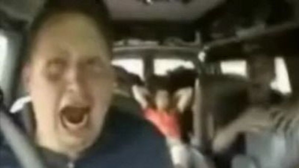Obisnuiesti sa dormi in masina? Uite ce farsa ar putea sa-ti faca prietenii tai. VIDEO