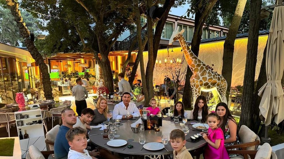 Milionarul român care are 9 copii cu 4 femei cheltuie 500.000 de euro în fiecare lună: 