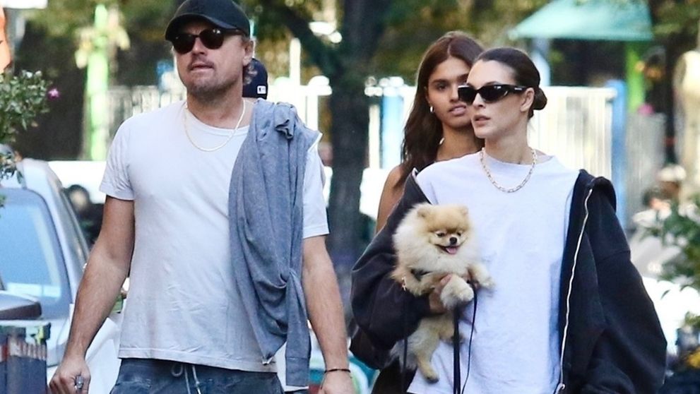 Iubita lui Leonardo DiCaprio și-a etalat picioarele interminabile în cea mai scurtă pereche de blugi! Cum i-au surprins paparazzii pe străzile din New York
