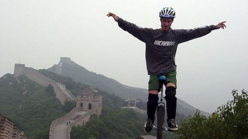 Sport extrem: A coborat de pe un vulcan de 6.000 m pe un monociclu!
