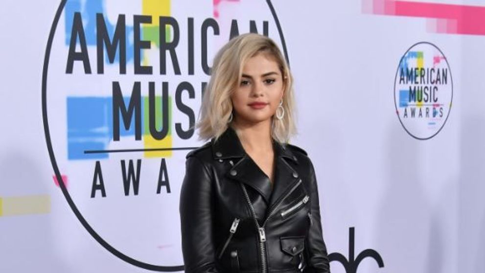 Selena Gomez si-a tuns tot parul. Dupa despartirea de Justin Bieber, a apelat la o noua schimbare de look