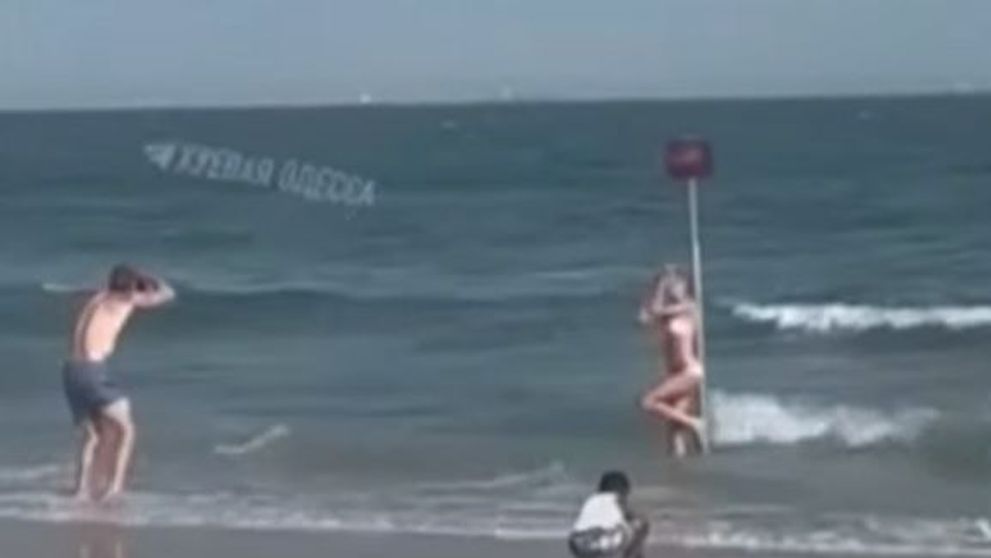 Imagini virale pe net: Ce fac ucrainencele pe plajă, în timp ce rușii le atacă țara