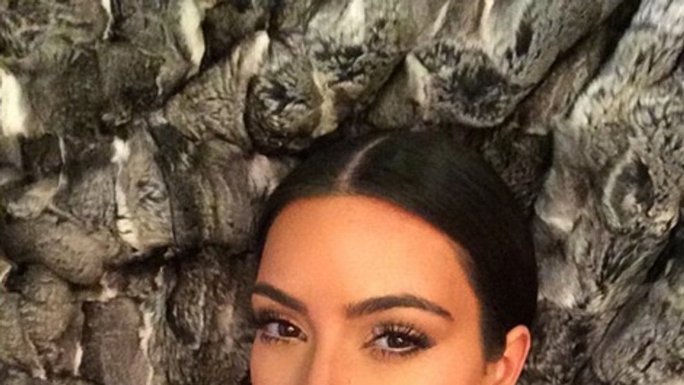 Nu-si constientizeaza greutatea. Kim Kardashian si-a inghesuit formele voluptoase in cea mai mulata tinuta